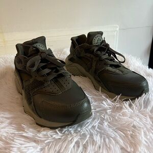 Women’s Nike Huarache Size 8